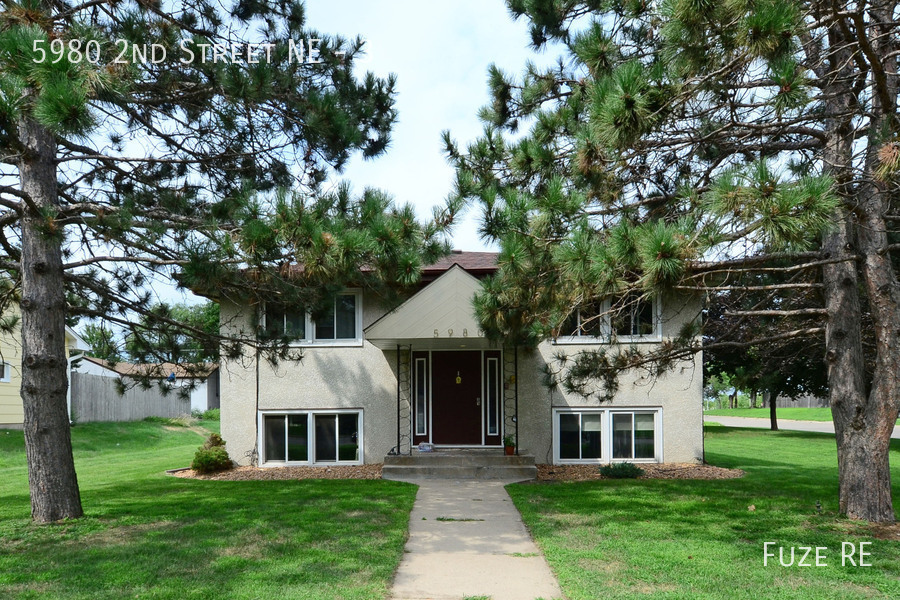 5980 2nd St NE in Fridley, MN - Foto de edificio