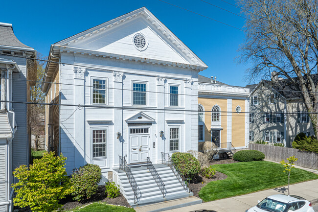 M.D. Parlin House Condominiums in Fall River, MA - Foto de edificio - Building Photo