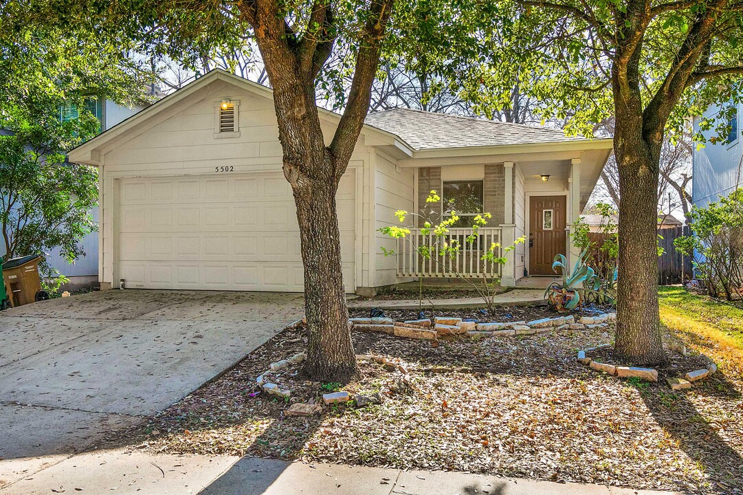 5502 Steven Creek Way in Austin, TX - Foto de edificio