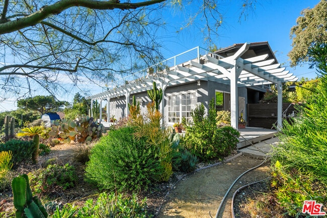 9402 Houston Rd in Malibu, CA - Building Photo - Building Photo