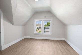 2007 College St in Cedar Falls, IA - Building Photo - Building Photo