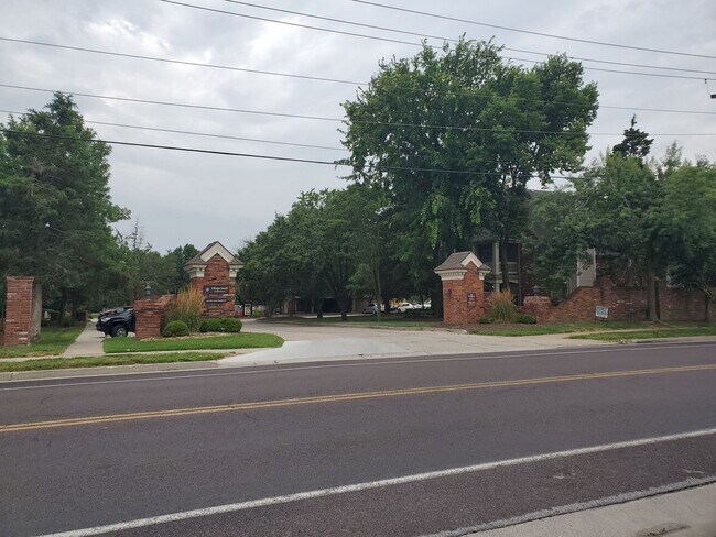 100 Grn Mdws Rd in Columbia, MO - Foto de edificio - Building Photo