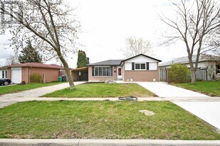 156 Folkstone Crescent in Brampton, ON - Building Photo
