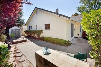 414 Sugar Maple Ln in Windsor, CA - Building Photo - Building Photo