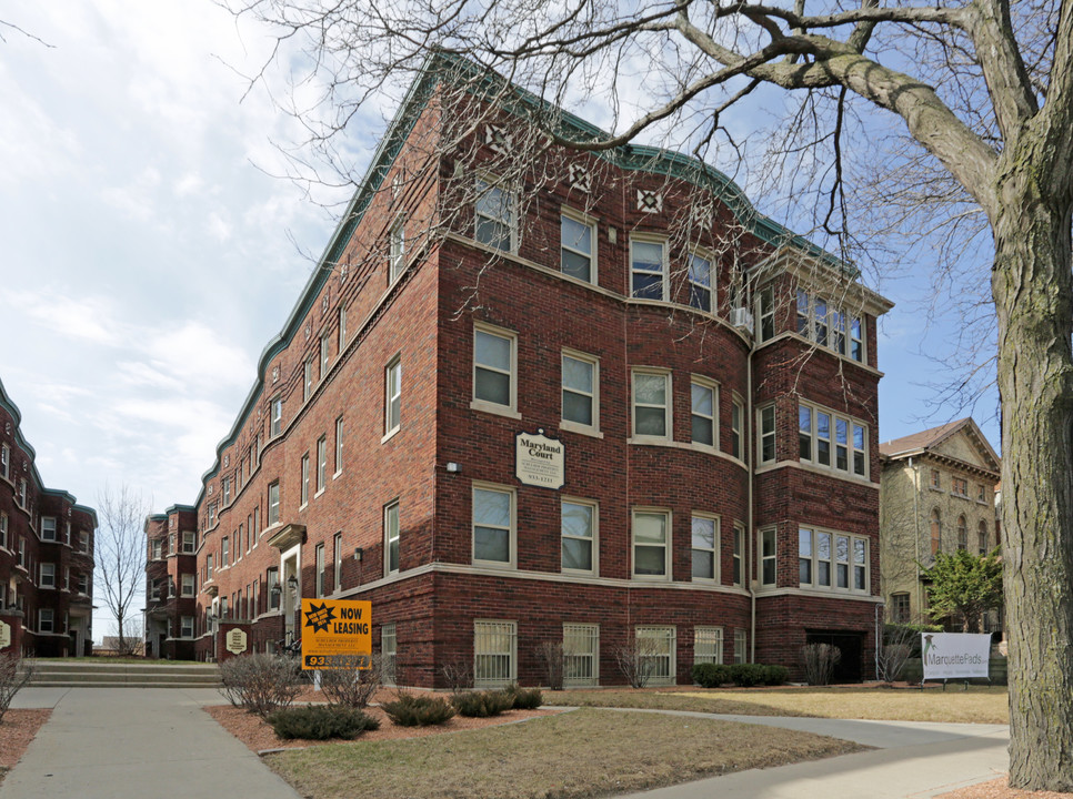 Maryland Court in Milwaukee, WI - Building Photo