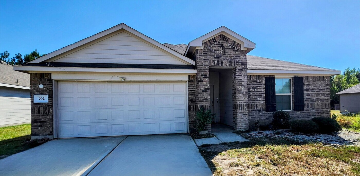 702 Rd 5138 in Cleveland, TX - Building Photo