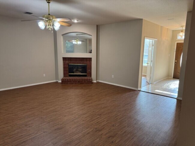 9141 Saratoga Rd in Fort Worth, TX - Building Photo - Building Photo