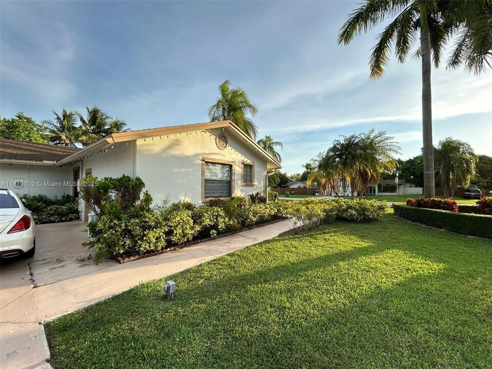 14850 SW 156th St in Miami, FL - Foto de edificio