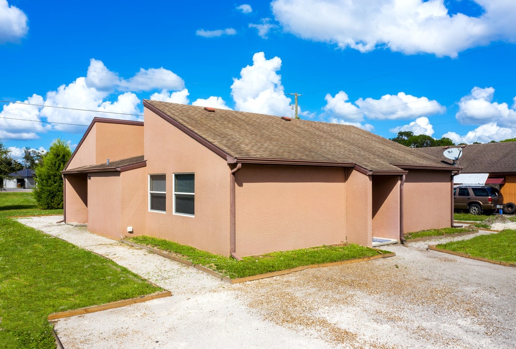 7005 Brentford Rd in Sarasota, FL - Building Photo