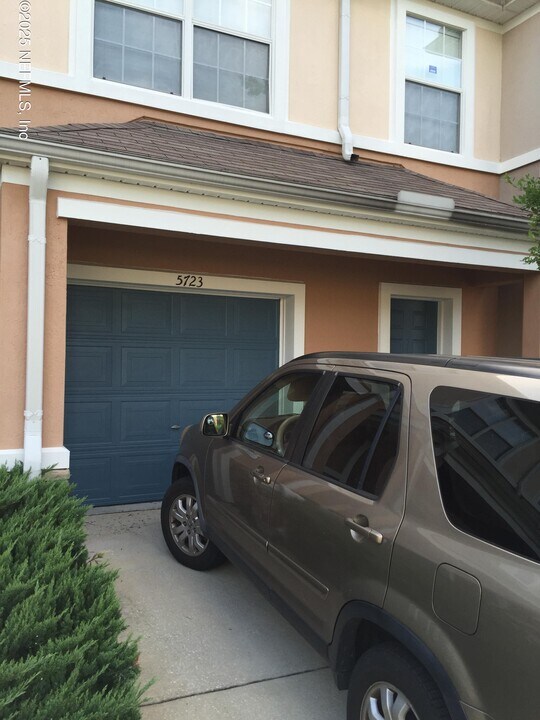 5723 Parkstone Crossing Dr in Jacksonville, FL - Building Photo