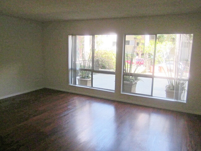 6001 Canterbury Dr in Culver City, CA - Building Photo - Building Photo