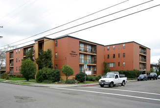 Elliott Avenue Apartments. in Santa Rosa, CA - Building Photo - Building Photo