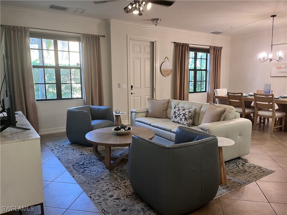 9092 Chula Vista St in Naples, FL - Building Photo