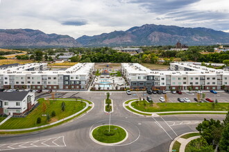 11 West Apartments & Townhomes in West Haven, UT - Foto de edificio - Building Photo