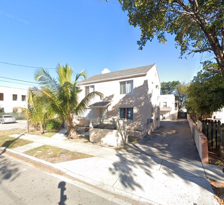 1935 SW 2nd St in Miami, FL - Building Photo