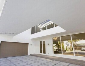 10250 NW 74th Terrace in Doral, FL - Building Photo - Building Photo