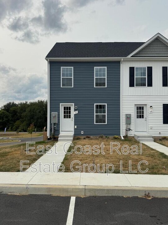 11 Snowdrop Ct in Kearneysville, WV - Building Photo