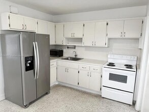 9301 SW 37th St in Miami, FL - Building Photo - Building Photo