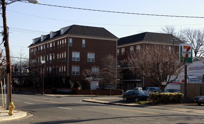 Lincoln Courts in Arlington, VA - Building Photo - Building Photo