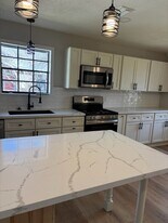 1803 S Park St in Brenham, TX - Building Photo