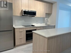 2501 Saw Whet Blvd. in Oakville, ON - Building Photo - Building Photo