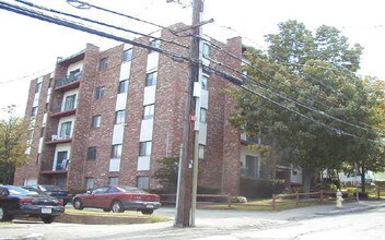Newbury Avenue in Quincy, MA - Foto de edificio - Building Photo