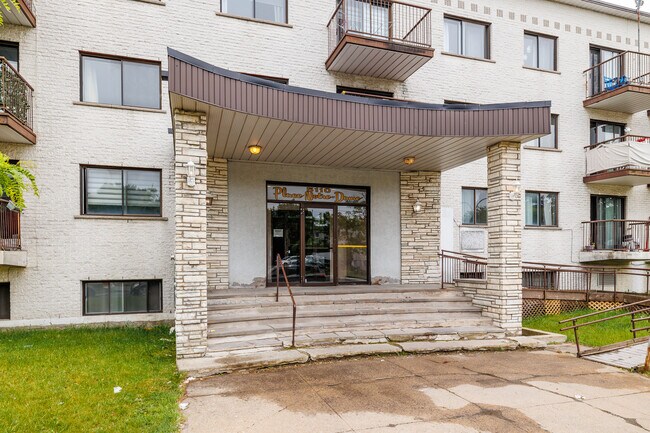5090 Notre-Dame Boul in Laval, QC - Building Photo - Building Photo