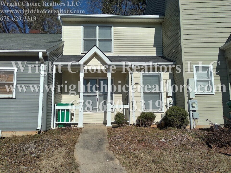 2256 Wellington Cir in Lithonia, GA - Foto de edificio