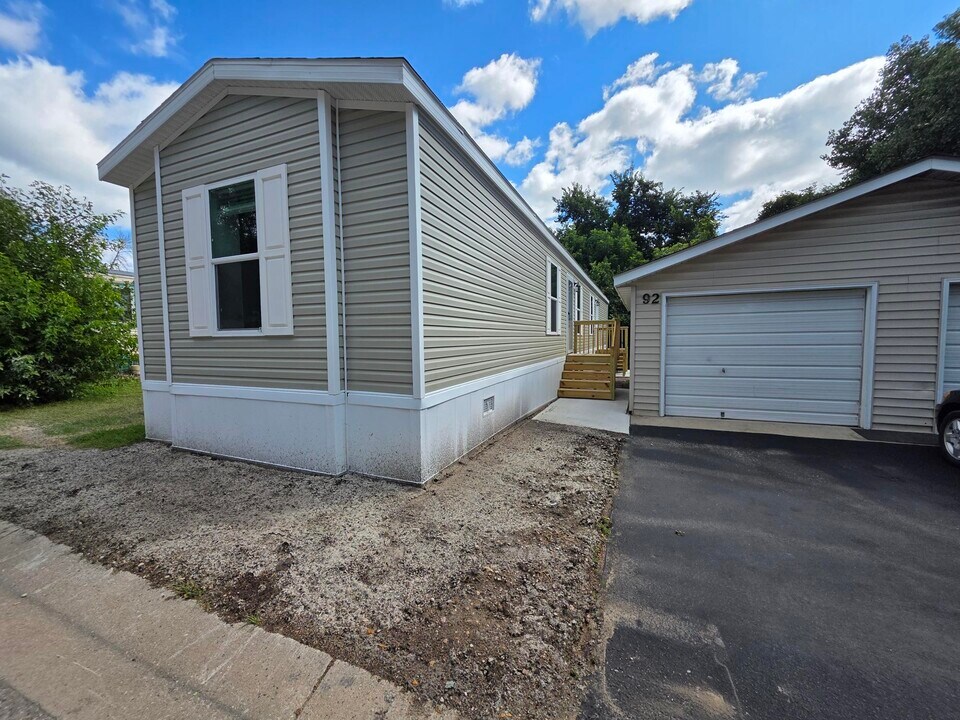 92 Thomas Ln in Chaska, MN - Building Photo