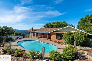 16870 Quarry Rd in Los Gatos, CA - Building Photo