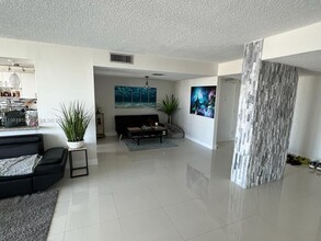 18061 Biscayne Blvd in Aventura, FL - Building Photo - Building Photo