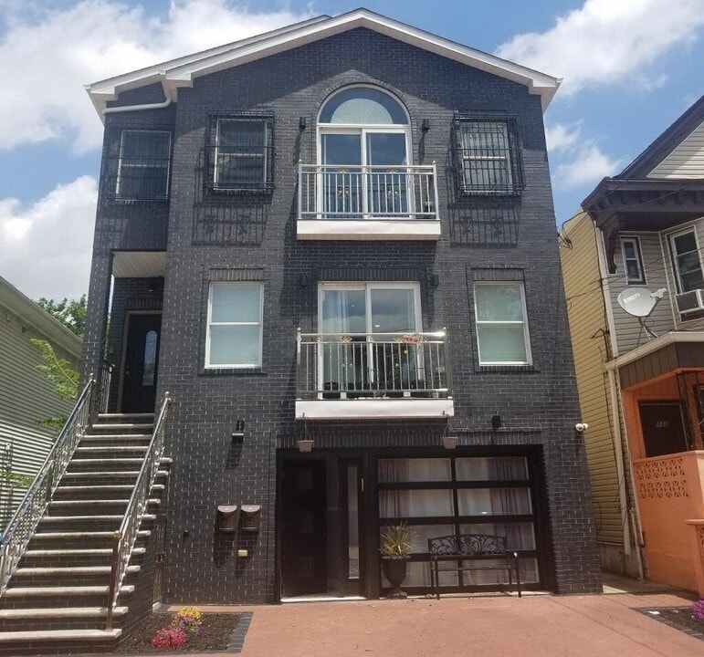 134 Bostwick Ave in Jersey City, NJ - Building Photo