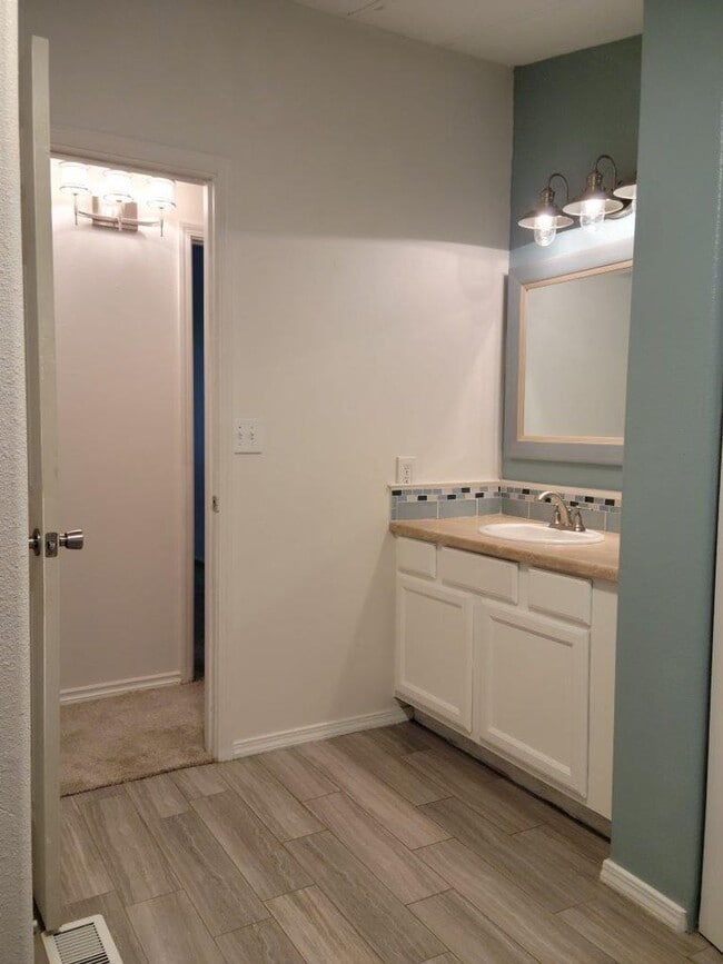 930 NW Donahoo St in McMinnville, OR - Building Photo - Building Photo