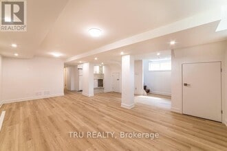 2424 Iris St in Ottawa, ON - Building Photo - Building Photo