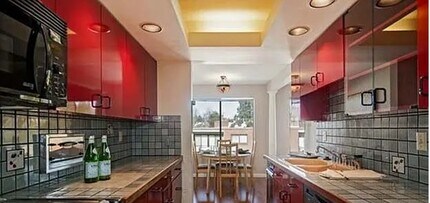 7850 E Green Lake Dr N, Unit 305 in Seattle, WA - Building Photo - Building Photo