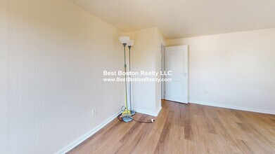 107 Warren St in Arlington, MA - Building Photo - Building Photo
