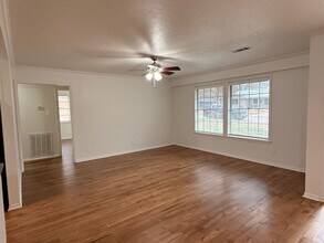 204 Meadow Ln in Brenham, TX - Building Photo - Building Photo