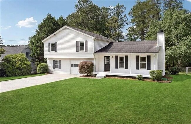 Room in House on Brooks Dr in Snellville, GA - Building Photo - Building Photo