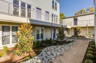 Douglas Flats in Dallas, TX - Foto de edificio - Building Photo
