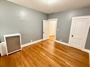 17 Warwick Rd, Unit 3 in Brookline, MA - Building Photo - Building Photo
