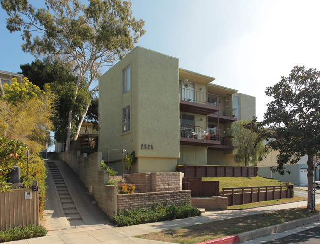 2525 Beverly Ave in Santa Monica, CA - Building Photo - Building Photo