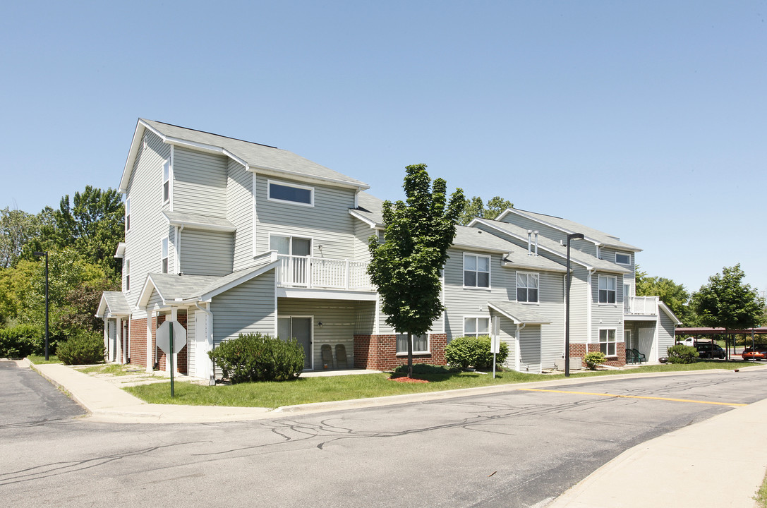 Suffolk Court in Flushing, MI - Foto de edificio