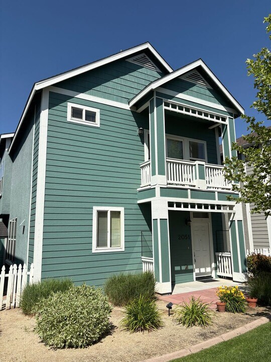 2051 Virginia Lake Way in Reno, NV - Building Photo
