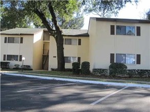 Village Square Apartments in Ocala, FL - Foto de edificio - Building Photo