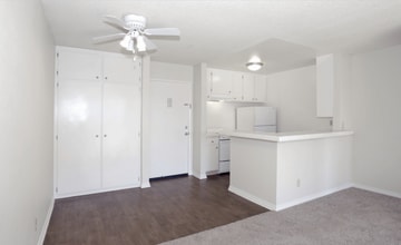 Paradise Gardens Apartment Homes in Long Beach, CA - Foto de edificio - Building Photo