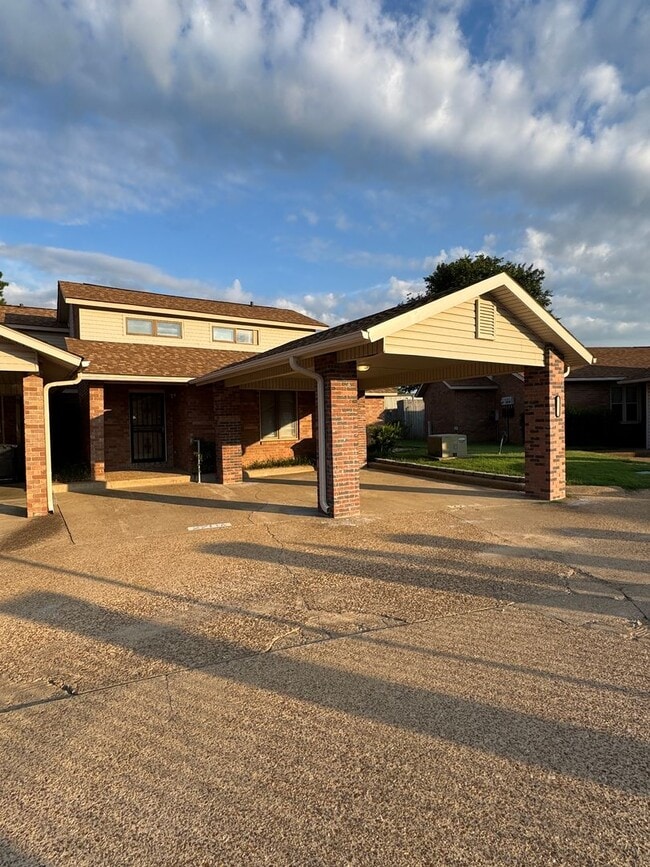 2711 Greenbriar Dr