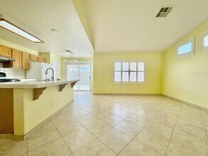 8159 Dinsmore Dr in Las Vegas, NV - Foto de edificio - Building Photo
