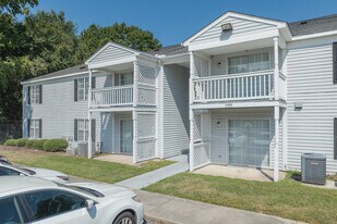 Forest Lake Apartments in Florence, SC - Building Photo