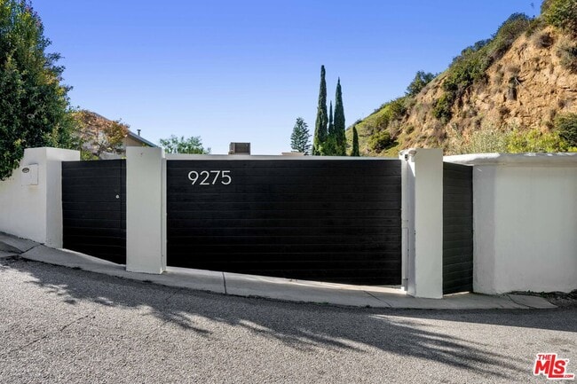 9275 Flicker Pl in Los Angeles, CA - Building Photo - Building Photo