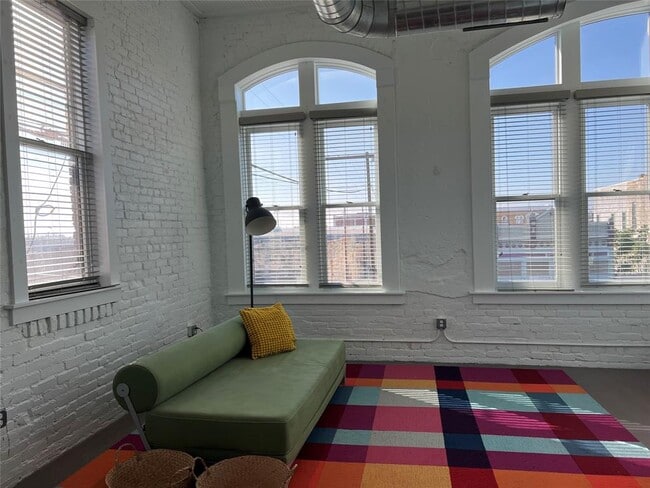 102 E 2nd St in Taylor, TX - Building Photo - Building Photo